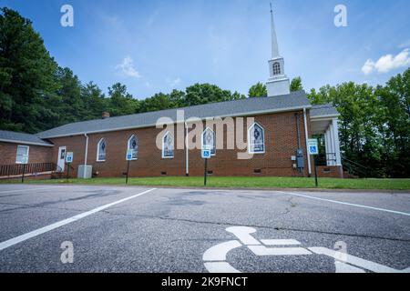 Behindertenparkplätze an einer amerikanischen Kirche mit weißem Turm Stockfoto