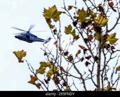 2022-10-28 12:47:26 AMSTERDAM - Ein Polizeihubschrauber fliegt über dem Bunker in Amsterdam-Osdorp für den Prozess gegen den ehemaligen Anwalt Youssef T. Ridouan Taghi wurde als Zeuge im Strafverfahren gegen seinen Cousin genannt. Die beiden sollen Fluchtpläne für Taghi von der Extra Secure Institution in Vught diskutiert haben. ANP REMKO DE WAAL niederlande Out - belgien Out Stockfoto