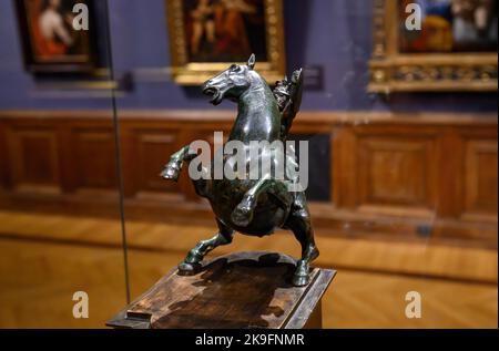 Budapest, Ungarn. Innenraum des Museums der Schönen Künste. Kleine Bronzeskulptur von Pferd und Reiter von Leonardo da Vinci Stockfoto