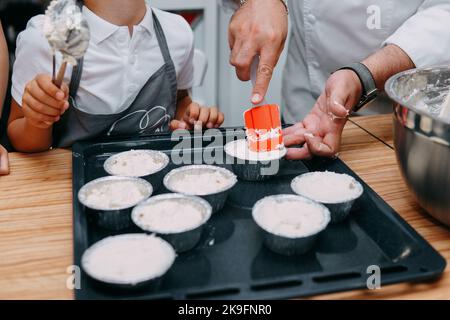 Kochen süßer Cupcakes mit kandierten Früchten auf dem kulinarischen MK. Wir kochen zu Hause. Stockfoto