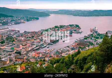 Panorama von Bergen, Norwegen, vom Mt. Aussichtspunkt Floyen. Stockfoto