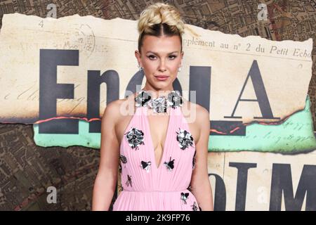 New York City, USA. 27. Oktober 2022. MANHATTAN, NEW YORK CITY, NEW YORK, USA - 27. OKTOBER: Die britische Schauspielerin Millie Bobby Brown mit Louis Vuitton kommt zur Weltpremiere von Netflix's "Enola Holmes 2", die am 27. Oktober 2022 im Pariser Theater in Manhattan, New York City, New York, USA, stattfand. (Foto von Jordan Hinton/Image Press Agency) Quelle: Image Press Agency/Alamy Live News Stockfoto