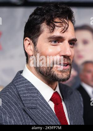 New York City, USA. 27. Oktober 2022. MANHATTAN, NEW YORK CITY, NEW YORK, USA - 27. OKTOBER: Der britische Schauspieler Henry Cavill kommt zur Weltpremiere von Netflix's "Enola Holmes 2", die am 27. Oktober 2022 im Pariser Theater in Manhattan, New York City, New York, USA, stattfand. (Foto von Jordan Hinton/Image Press Agency) Quelle: Image Press Agency/Alamy Live News Stockfoto