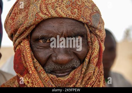 Afrikanische Stämme, Nigeria, Borno State, Maiduguri Stadt. Fulani-Stamm traditionell in farbenfroher Kleidung gekleidet Stockfoto