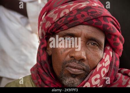Afrikanische Stämme, Nigeria, Borno State, Maiduguri Stadt. Der Stamm der Fulani ist traditionell in farbenfroher Tribal- und religiöser Kleidung gekleidet Stockfoto