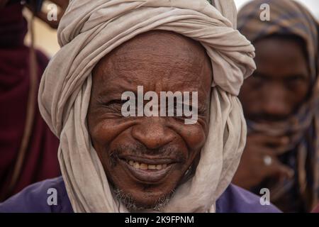 Afrikanische Stämme, Nigeria, Borno State, Maiduguri Stadt. Der Stamm der Fulani ist traditionell in farbenfroher Tribal- und religiöser Kleidung gekleidet Stockfoto