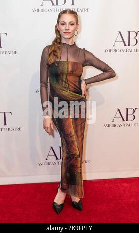 27. Oktober 2022, New York, New York, USA: Camila Ferrera nimmt an der Herbst-Gala des American Ballet Theatre im David Koch Theatre im Lincoln Center Teil (Foto: © Lev Radin/Pacific Press via ZUMA Press Wire) Stockfoto