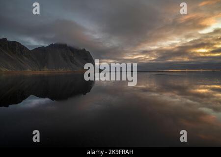 Reflexionen bei Vestrahorn, Island Stockfoto