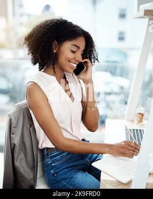 Klar. Was ist die Zahl? Die Aufnahme einer attraktiven jungen Geschäftsfrau, die während der Arbeit in ihrem Heimbüro mit einem Telefonanruf beschäftigt ist. Stockfoto