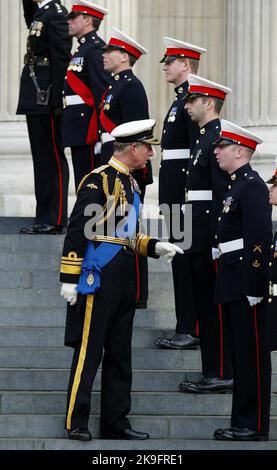 Fil ephoto vom 23/10/05 von dem damaligen Prinzen von Wales (jetzt König Charles III), der mit Marines spricht, als er nach einem Gedenkgottesdienst in der St. Paul's Cathedral, London, zum 200.. Jahrestag der Schlacht von Trafalgar aufbricht. Der König hat angekündigt, dass er der nächste Hauptmann der Royal Marines sein wird - eine militärische Ehrenrolle, die dem Herzog von Sussex entzogen wurde. Harrys prestigeträchtige Position wurde von der Queen entfernt, nachdem er als Senior working Royal für finanzielle und persönliche Freiheit gekündigt und mit seiner Frau Meghan und ihrer Familie nach Amerika gezogen war. Ausgabedatum: Freitag Oktober Stockfoto