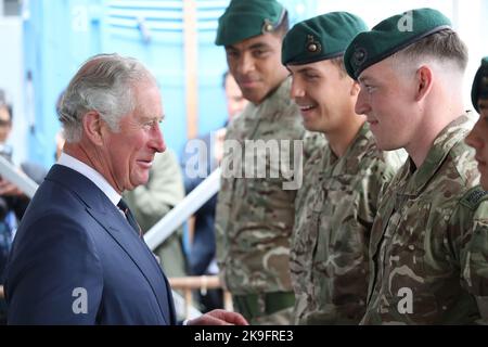 Datei-Foto vom 10/05/18 des damaligen Prinzen von Wales (jetzt König Charles III), der an Bord von HMS Echo die Royal Marines während eines Besuchs im Piräus Maritime Training Center in Piräus, Griechenland, trifft. Der König hat angekündigt, dass er der nächste Hauptmann der Royal Marines sein wird - eine militärische Ehrenrolle, die dem Herzog von Sussex entzogen wurde. Harrys prestigeträchtige Position wurde von der Queen entfernt, nachdem er als Senior working Royal für finanzielle und persönliche Freiheit gekündigt und mit seiner Frau Meghan und ihrer Familie nach Amerika gezogen war. Ausgabedatum: Freitag, 28. Oktober 2022. Stockfoto