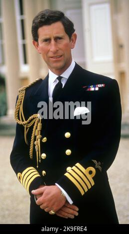 Aktenfoto vom 14/11/88 des damaligen Prinzen von Wales (jetzt König Charles III) in seiner neuen Royal Navy-Kapitänsuniform an seinem 40.. Geburtstag. Der König hat angekündigt, dass er der nächste Hauptmann der Royal Marines sein wird - eine militärische Ehrenrolle, die dem Herzog von Sussex entzogen wurde. Harrys prestigeträchtige Position wurde von der Queen entfernt, nachdem er als Senior working Royal für finanzielle und persönliche Freiheit gekündigt und mit seiner Frau Meghan und ihrer Familie nach Amerika gezogen war. Ausgabedatum: Freitag, 28. Oktober 2022. Stockfoto