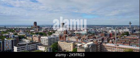 Ein Panoramablick auf die Skyline von Liverpool City Centre, Nordwestengland, Merseyside, Großbritannien, mit den beiden Kathedralen Stockfoto
