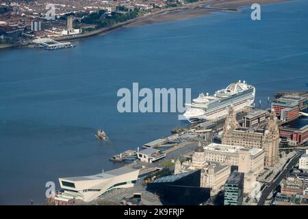Kreuzfahrtschiff Emerald Princess, Princess Cruises Company, am Liverpool Pier Head, Merseyside, Nordwestengland, Großbritannien Stockfoto