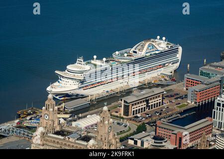 Kreuzfahrtschiff Emerald Princess, Princess Cruises Company, am Liverpool Pier Head, Merseyside, Nordwestengland, Großbritannien Stockfoto