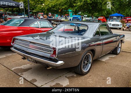 Des Moines, IA - 01. Juli 2022: Hochperspektivische Rückseitenansicht eines bei einer lokalen Automobilausstellung. Stockfoto