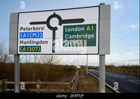 Ein Kreisverkehr zeigt die Kreuzung A1 (M) in Huntingdon, England. Stockfoto