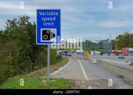 Schild mit Information über variable Geschwindigkeitsbegrenzung auf der Autobahn M1, England. Stockfoto