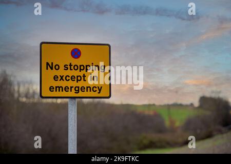 Notausschilderung auf einer durchfahrenden Strecke der Autobahn M1, England. Stockfoto