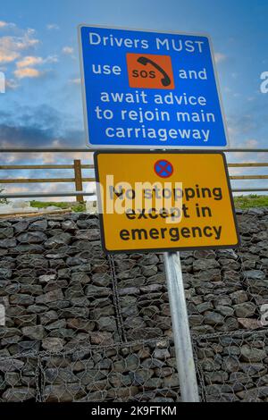 Notausschilderung auf einer durchfahrenden Strecke der Autobahn M1, England. Stockfoto