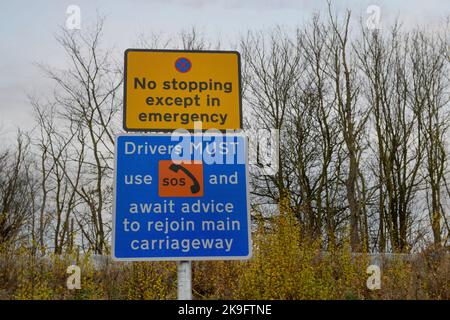 Notausschilderung auf einer durchfahrenden Strecke der Autobahn M1, England. Stockfoto