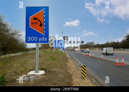 Notausschilderung auf einer durchfahrenden Strecke der Autobahn M1, England. Stockfoto