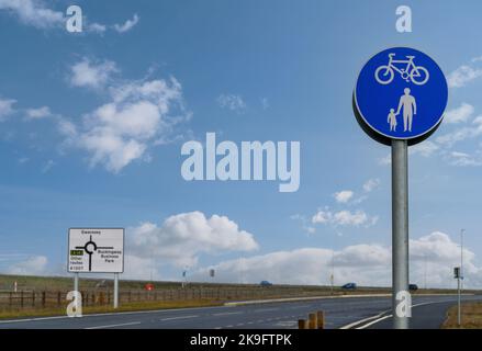 Radfahrer- und Fußgängerweg-Schild an der Fernstraße A14 in Cambridgeshire, England. Stockfoto