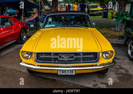 Des Moines, IA - 01. Juli 2022: Hochperspektivische Vorderansicht eines Ford Mustang Cabriolets aus dem Jahr 1967 auf einer lokalen Automobilausstellung. Stockfoto