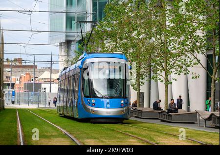 U-Bahn-Linie West Midlands Richtung Edgbaston Village im Stadtzentrum von Birmingham, England. Stockfoto