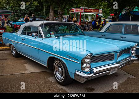 Des Moines, IA - 01. Juli 2022: Vorderansicht eines Pontiac Catalina Cabriolets aus dem Jahr 1963 auf einer lokalen Automobilausstellung. Stockfoto