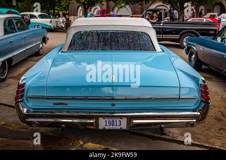 Des Moines, IA - 01. Juli 2022: Hochperspektivische Rückansicht eines Pontiac Catalina Cabriolets aus dem Jahr 1963 auf einer lokalen Automobilausstellung. Stockfoto