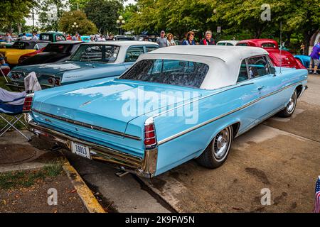 Des Moines, IA - 01. Juli 2022: Rückansicht eines Pontiac Catalina Cabriolets aus dem Jahr 1963 auf einer lokalen Automobilausstellung. Stockfoto