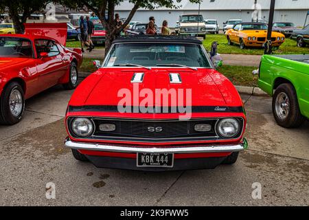 Des Moines, IA - 01. Juli 2022: Hochperspektivische Vorderansicht eines Chevrolet Camaro SS Cabriolets aus dem Jahr 1968 auf einer lokalen Automobilmesse. Stockfoto