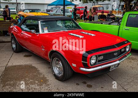 Des Moines, IA - 01. Juli 2022: Vorderansicht eines Chevrolet Camaro SS Cabriolets aus dem Jahr 1968 auf einer lokalen Automobilmesse. Stockfoto