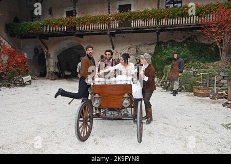 Montan, Italien. 24. Oktober 2022. Die exklusiven Schauspieler Pasquale Aleardi (Prinz Rudolf, V-l), Langston Uibel (Rudolph), Kristin Alia Hunold (Sophia) und Judith Neumann (Melisa) lächeln während einer Pause beim Dreh des Fernsehfilms „die Prinzessin zum Verkauf“ auf Schloss Enns bei Montan in Südtirol. Die Ausstrahlung des Märchens ist für die Weihnachtssender 2023 auf dem deutschen Fernsehsender Ersten geplant. Quelle: Ursula Düren/dpa/Alamy Live News Stockfoto