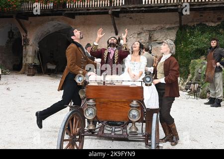 Montan, Italien. 24. Oktober 2022. Die exklusiven Schauspieler Pasquale Aleardi (Prinz Rudolf, V-l), Langston Uibel (Rudolph), Kristin Alia Hunold (Sophia) und Judith Neumann (Melisa) lächeln während einer Pause beim Dreh des Fernsehfilms „die Prinzessin zum Verkauf“ auf Schloss Enns bei Montan in Südtirol. Die Ausstrahlung des Märchens ist für die Weihnachtssender 2023 auf dem deutschen Fernsehsender Ersten geplant. Quelle: Ursula Düren/dpa/Alamy Live News Stockfoto