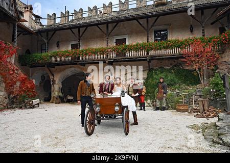Montan, Italien. 24. Oktober 2022. Die exklusiven Schauspieler Pasquale Aleardi (Prinz Rudolf, V-l), Langston Uibel (Rudolph), Kristin Alia Hunold (Sophia) und Judith Neumann (Melisa) lächeln während einer Pause beim Dreh des Fernsehfilms „die Prinzessin zum Verkauf“ auf Schloss Enns bei Montan in Südtirol. Die Ausstrahlung des Märchens ist für die Weihnachtssender 2023 auf dem deutschen Fernsehsender Ersten geplant. Quelle: Ursula Düren/dpa/Alamy Live News Stockfoto