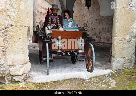 Montan, Italien. 24. Oktober 2022. Exklusiv die Schauspieler Kristin Alia Hunold (die Rolle Prinzessin Sophia) und Langston Uibel (Sophias Bruder Berthold) sitzen in einer Kutsche während einer Drehpause für den Fernsehfilm „die Prinzessin zum Verkauf“ auf Schloss Enns bei Montan in Südtirol. Die Ausstrahlung des Märchens ist für die Weihnachtssendung 2023 auf dem deutschen Fernsehsender Ersten geplant. Quelle: Ursula Düren/dpa/Alamy Live News Stockfoto