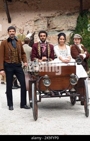 Montan, Italien. 24. Oktober 2022. Die exklusiven Schauspieler Pasquale Aleardi (Prinz Rudolf, V-l), Langston Uibel (Sophias Bruder Berthold), Kristin Alia Hunold (Prinzessin Sophia) und Judith Neumann (Melisa) lächeln während einer Drehpause für den Fernsehfilm „die Prinzessin zum Verkauf“ auf Schloss Enns bei Montan in Südtirol. Die Ausstrahlung des Märchens ist für die Weihnachtssender 2023 auf dem deutschen Fernsehsender Ersten geplant. Quelle: Ursula Düren/dpa/Alamy Live News Stockfoto