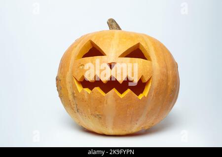 Jack's böse Laterne, geschnitzt aus einem Kürbis mit einer aggressiven Grimasse. Foto auf weißem Hintergrund. Stockfoto