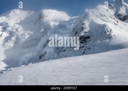 Auf dem Tasman Glacier im Mt Cook National Park stürzt eine Lawine von einem kalbenden Gletscher hoch in den Südalpen ab. Stockfoto