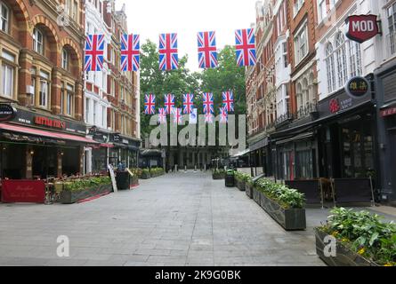 Blick am frühen Morgen vom Leicester Square in London auf die Charing Cross Road. Stockfoto