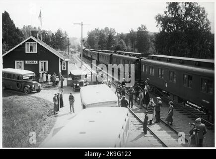 Anreise am Bahnhof Duvnäs. Stockfoto