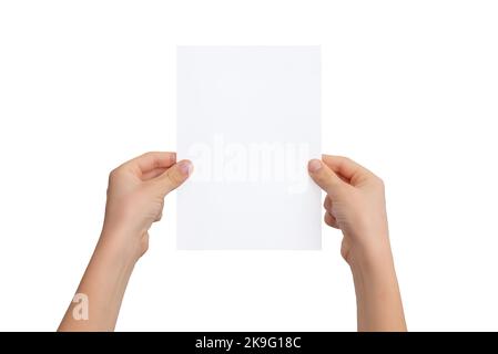 Leere A5 Blatt Papier in den Händen des Jungen. Modell des Flyers. Isolierter Hintergrund Stockfoto