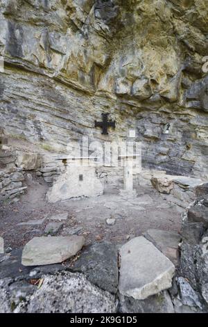 Überreste des Oratoriums in der Höhle des Heiligen Michaels, der Höhle, in der die Tradition besagt, dass der Heilige Kolumban gestorben ist - Kolibakterien in der Nähe von Bobbio, Piacenza, Italien Stockfoto