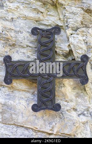 Das Kreuz des Oratoriums in der Höhle des Heiligen Michaels, die Höhle, in der die Tradition besagt, dass der Heilige Kolumban gestorben ist - Kolibakterien in der Nähe von Bobbio, Piacenza, Italien Stockfoto