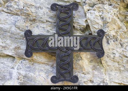 Das Kreuz des Oratoriums in der Höhle des Heiligen Michaels, die Höhle, in der die Tradition besagt, dass der Heilige Kolumban gestorben ist - Kolibakterien in der Nähe von Bobbio, Piacenza, Italien Stockfoto