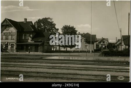 Der Bahnhof wurde 1877 eröffnet. Zweistöckiges Stationshaus aus Backstein. Die Expeditionsräume und der Warteraum wurden 1905 erweitert und so wurde die Dienstresidenz für den Stationsleiter in die zweite Etage verlegt. Mechanisches Getriebe. Der Bahnhof wurde am 1,9.1877 eröffnet. Nur bis 1881 anhalten, als ein provisorisches Bahnhofshaus errichtet wurde. Kombinierte Poststation vom 15,9.1877. Neues Bahnhofshaus, 1886 errichtet, 1906 erbaut und 1936 wieder aufgebaut. Lokstall für zehn Lokomotiven im Jahr 1945. Nördlich der Station steht der sogenannte Pella-Stein in Erinnerung an einen Spurwächter, der dort getroffen wurde Stockfoto