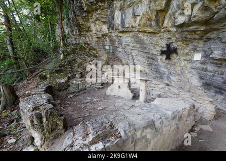 Überreste des Oratoriums in der Höhle des Heiligen Michaels, der Höhle, in der die Tradition besagt, dass der Heilige Kolumban gestorben ist - Kolibakterien in der Nähe von Bobbio, Piacenza, Italien Stockfoto