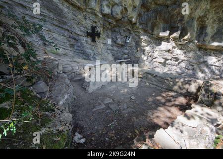 Überreste des Oratoriums in der Höhle des Heiligen Michaels, der Höhle, in der die Tradition besagt, dass der Heilige Kolumban gestorben ist - Kolibakterien in der Nähe von Bobbio, Piacenza, Italien Stockfoto